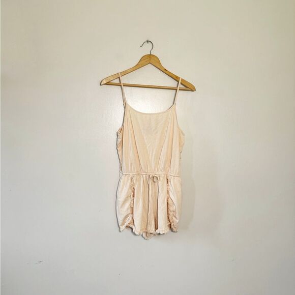 SALE! Peach Lulu’s Shorts Romper Size M EUC - Picture 1 of 5